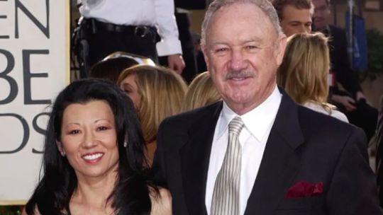 Hackman fue hallado muerto en el vestíbulo y su esposa Betsy Arakawa fue encontrada en un baño junto a un calentador. 