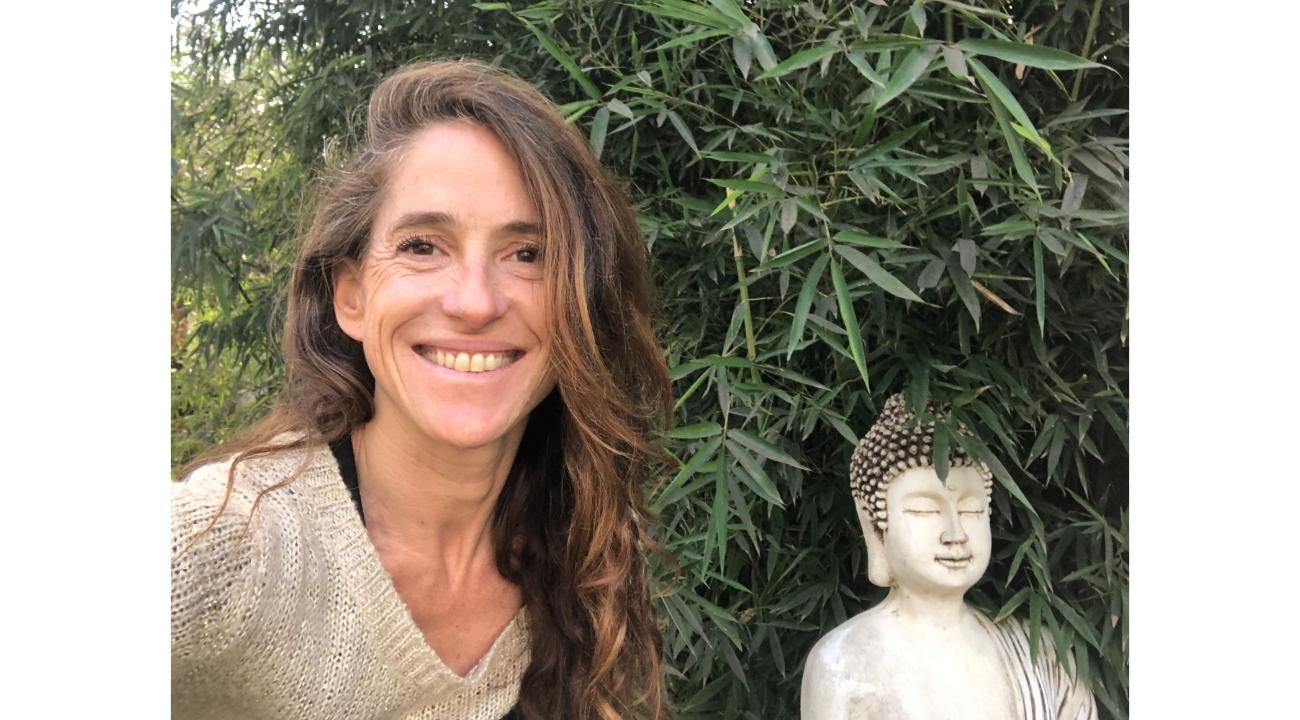 Descubrí el poder transformador de la entrega con Violeta Curci, maestra de Reiki.