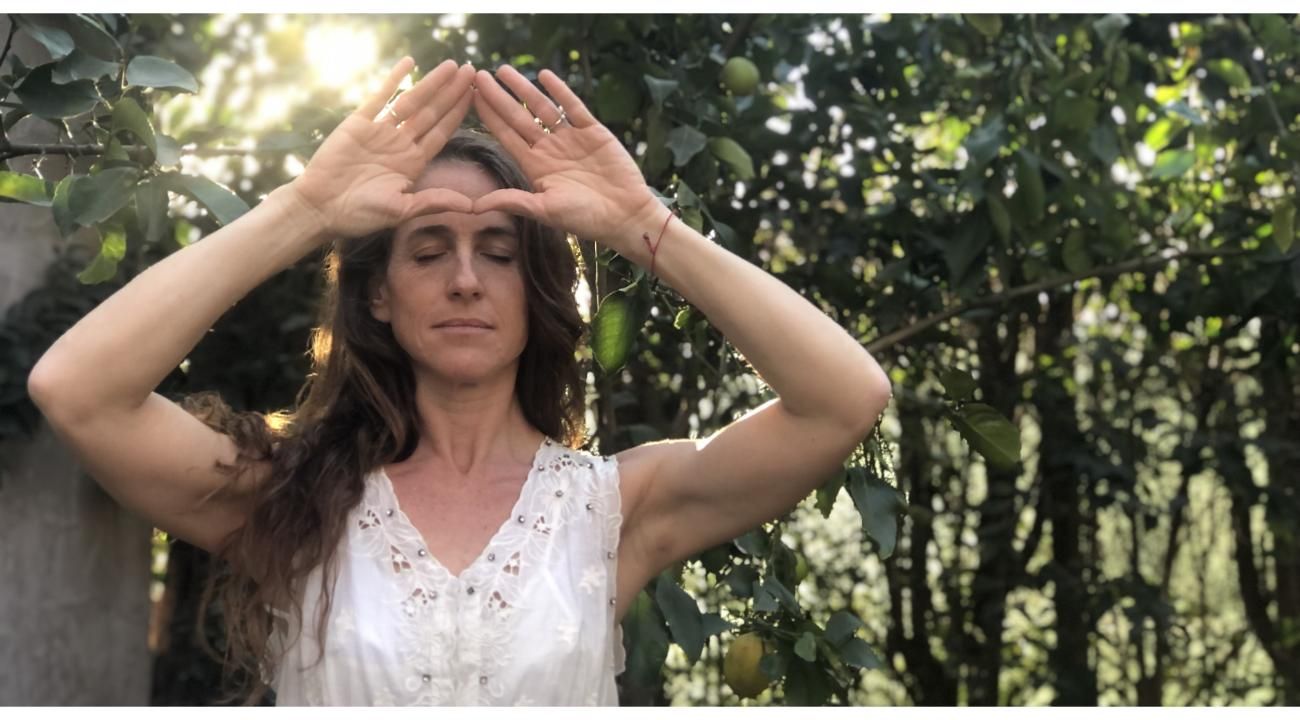 Descubrí el poder transformador de la entrega con Violeta Curci, maestra de Reiki.