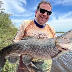 La pesca es siempre con devolución y se practica en modalidades bait cast como spinning, aunque también es posible el trolling. Sin embargo, la pesca con mosca resulta especialmente fascinante por la proporción entre el tamaño del equipo y el de los peces.