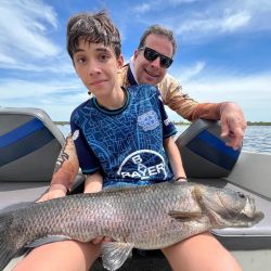 La pesca es siempre con devolución y se practica en modalidades bait cast como spinning, aunque también es posible el trolling. Sin embargo, la pesca con mosca resulta especialmente fascinante por la proporción entre el tamaño del equipo y el de los peces.