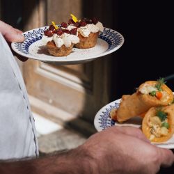 Vuelve Tapeando, esa sana costumbre española de comer bocados y raciones en buena compañía.