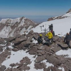 Vista del equipo en la cumbre, finalizando la instalación de las 5 estaciones meteorológicas automáticas.. . 