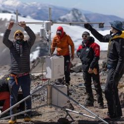 Tom Matthews, Pierre Pitte, Martín Guajardo, Mariano Castro, Baker Perry e Ivanna Pecker Marcosig montando la estructura de la estación Nido de Cóndores. 