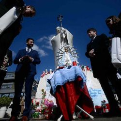 Fieles de Argentina se reúnen para rezar con una estatua de Nuestra Señora de Luján, En Roma donde el Papa Francisco está internado. Foto de Filippo MONTEFORTE / AFP | Foto:AFP