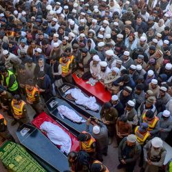 Rezos durante la ceremonia fúnebre de las víctimas del ataque suicida, en Bannu. Foto de Karim ULLAH / AFP | Foto:AFP