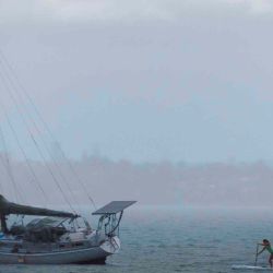  Una mujer rema junto a un yate en Wellington Point, Brisbane. Foto de Patrick HAMILTON / AFP | Foto:AFP