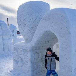  Un joven groenlandés juega entre esculturas de nieve en Nuuk, Groenlandia. Foto de Odd ANDERSEN / AFP | Foto:AFP