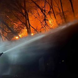 Bomberos combatiendo un incendio forestal en la ciudad de Ofunato, en la prefectura de Iwate, Japón. Foto de AFP | Foto:AFP