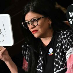  Rashida Tlaib sostiene un cartel "Eso es mentira" mientras el presidente estadounidense Donald Trump habla en el Capitolio. Foto de SAUL LOEB / AFP | Foto:AFP