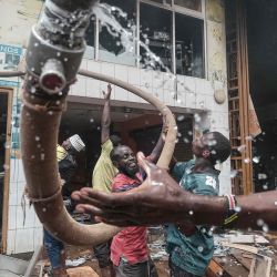 Un incendio que dañó gravemente un edificio de siete pisos que albergaba el Hotel Sunrise y varias tiendas comerciales en Kampala, Uganda. Foto de Badru KATUMBA / AFP | Foto:AFP
