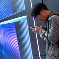  Un visitante utiliza un teléfono inteligente en el MWC (Mobile World Congress), la feria de telefonía móvil más grande del mundo, en Barcelona. Foto de Josep LAGO / AFP  | Foto:AFP