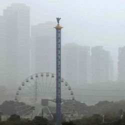 Una densa niebla cubre Tel Aviv. Foto de JACK GUEZ / AFP | Foto:AFP