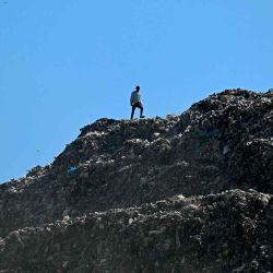 Un recolector de basura camina por el vertedero de Bhalswa en Nueva Delhi. Foto de Money SHARMA / AFP | Foto:AFP