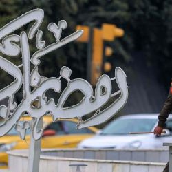 Un soldado iraquí pasa junto a un cartel que dice "Ramadan Kareem" en el distrito Karrada de la capital, Bagdad. Foto de AHMAD AL-RUBAYE / AFP | Foto:AFP