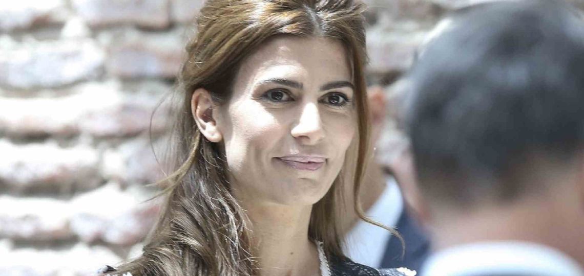 Juliana Awada en Bahía Bustamante: el jean roto que vuelve a ser tendencia
