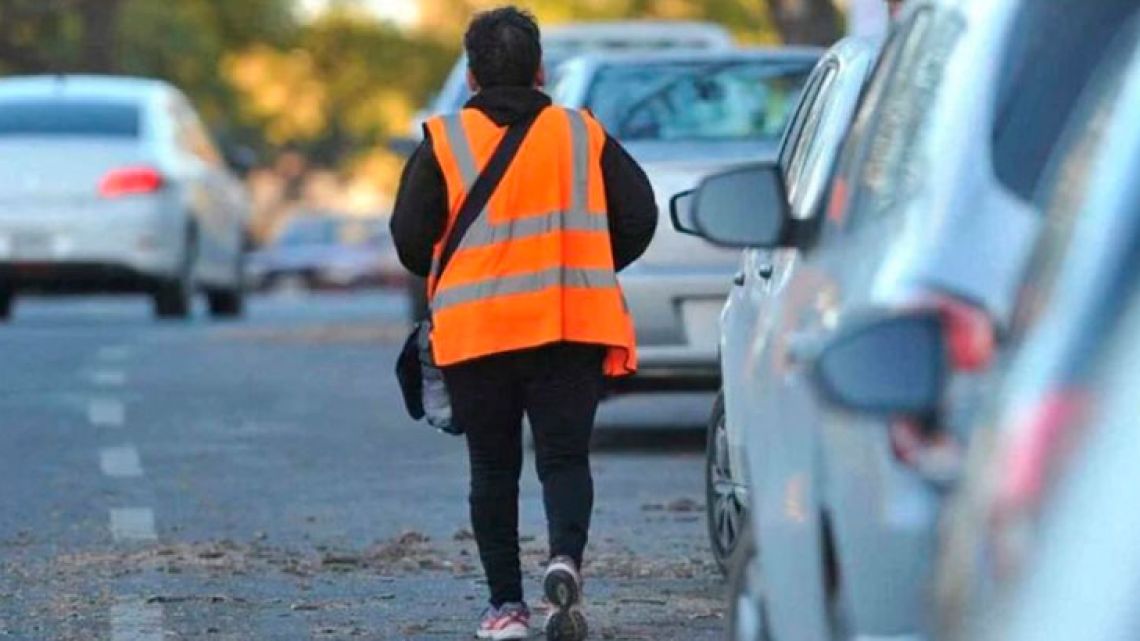 "Naranjitas" de cooperativas se quejan del "maltrato de la gente" que ya no paga