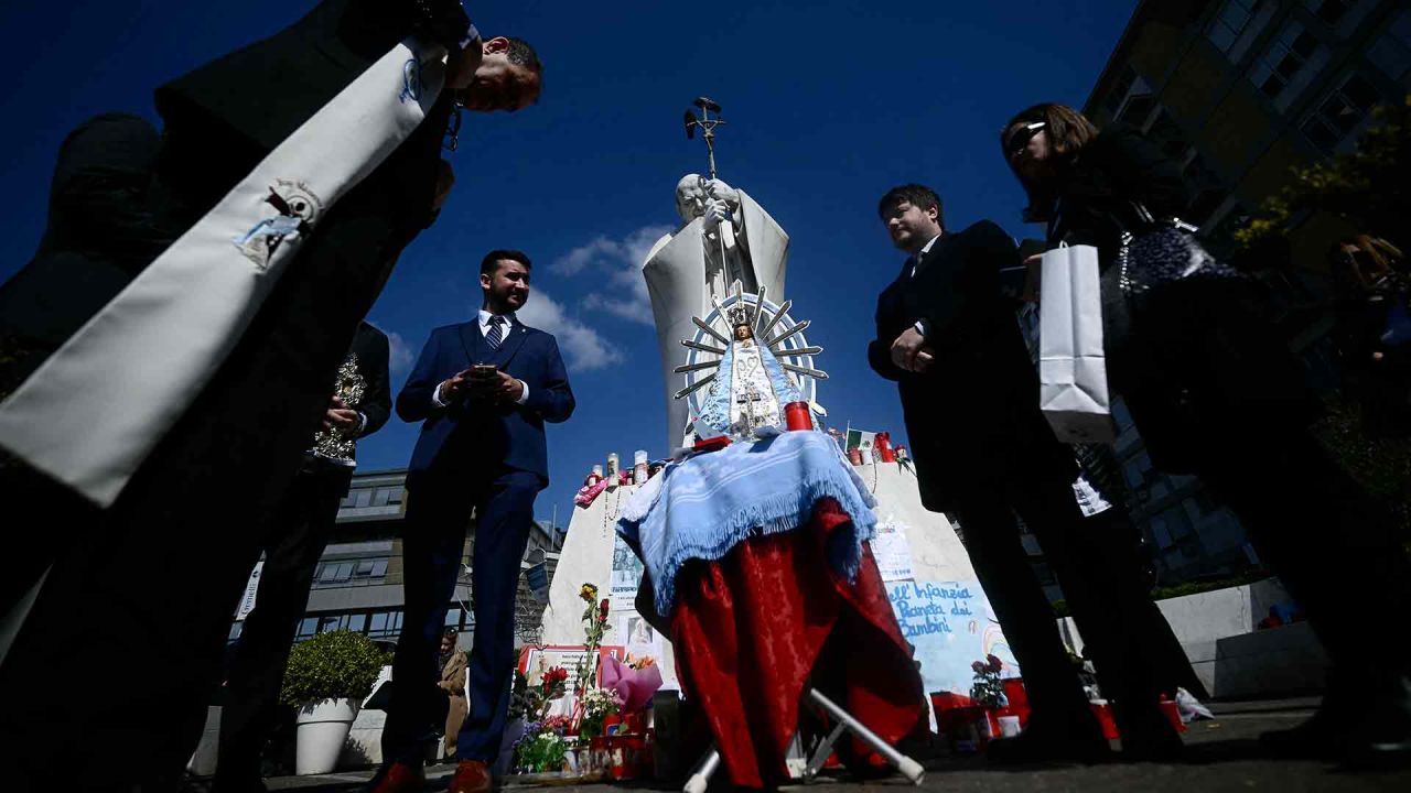 Fieles de Argentina se reúnen para rezar con una estatua de Nuestra Señora de Luján, En Roma donde el Papa Francisco está internado. Foto de Filippo MONTEFORTE / AFP | Foto:AFP