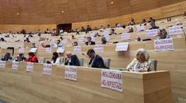 Carteles en contra de la censura en la Legislatura