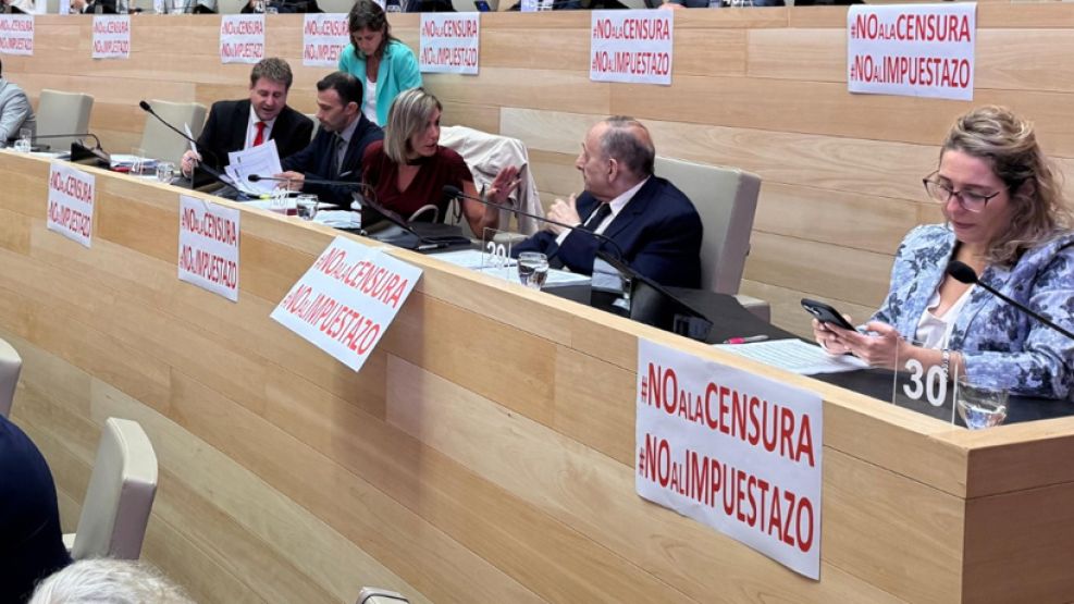 Carteles de los legisladores opositores en la Legislatura