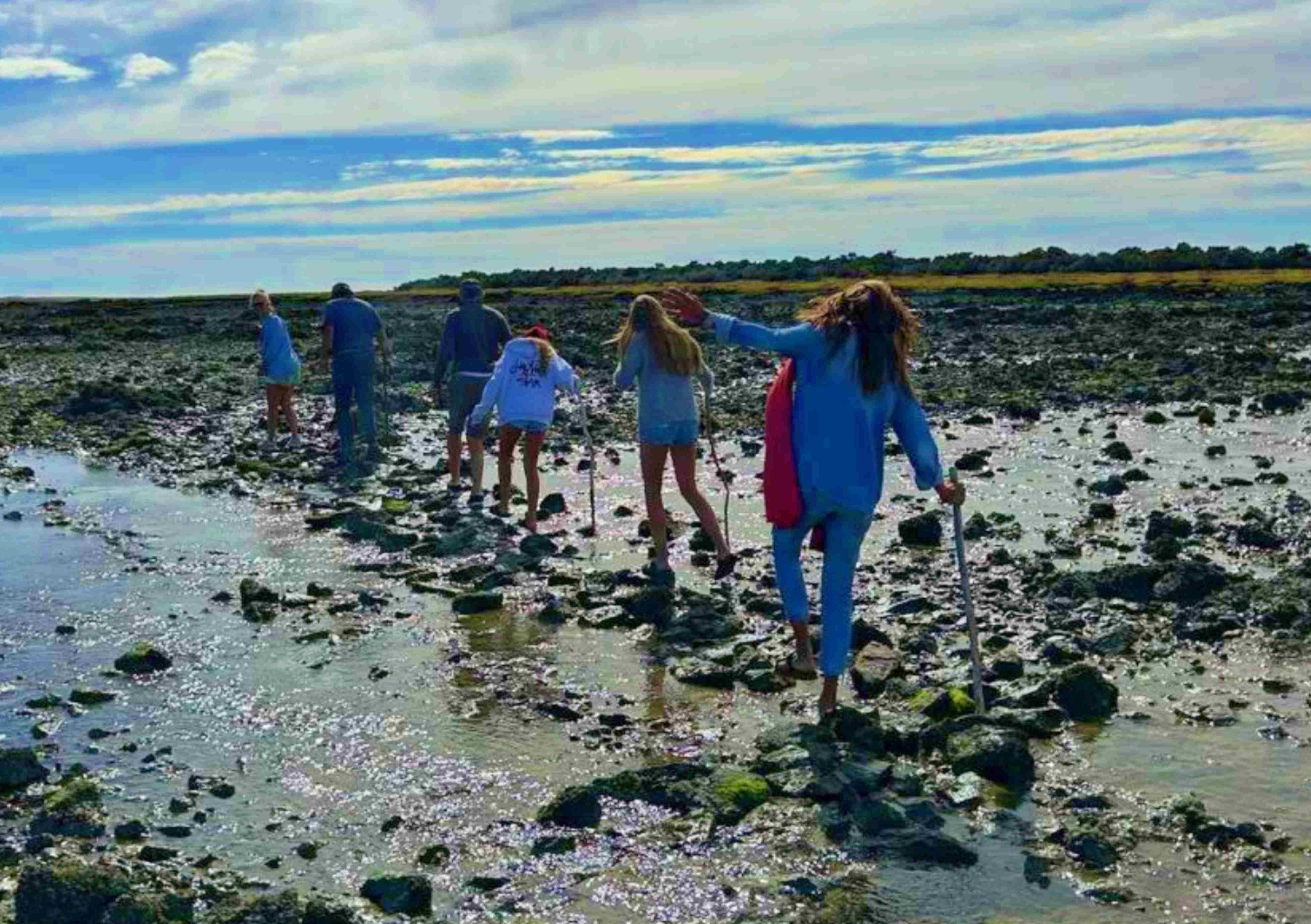 Julia Awada y familia, camino a la pingüinera en Bahía Bustamante (Chubut).