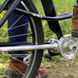 tres veinteañeros fundadores de Unicy crearon la transmisión por cardán para bicicletas, que reemplaza a las cadenas.