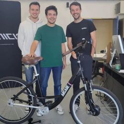 tres veinteañeros fundadores de Unicy crearon la transmisión por cardán para bicicletas, que reemplaza a las cadenas.