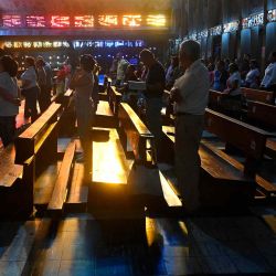 Fieles asisten a una misa durante la celebración católica en la Parroquia El Rosario en San Salvado. Foto de Marvin RECINOS / AFP | Foto:AFP