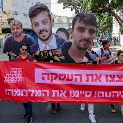 Los manifestantes levantan retratos recortados de rehenes israelíes durante una protesta en Tel Aviv. Foto de Jack GUEZ / AFP | Foto:AFP