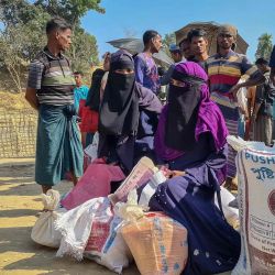 Los refugiados rohingya se reúnen para recoger material de socorro en un punto de distribución en el campo de refugiados de Kutupalong en Ukhia. Foto de AFP | Foto:AFP
