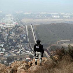 Un oficial de la Guardia Nacional de México patrulla en un punto alto de El Nido de las Águilas, en el este de Tijuana, estado de Baja California. Foto de Guillermo Arias / AFP | Foto:AFP