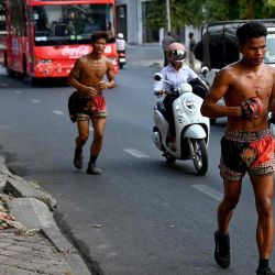 Los practicantes camboyanos de kickboxing Kun Khmer, trotan por una carretera como parte de su entrenamiento en Phnom Penh. Foto de TANG CHHIN Sothy / AFP | Foto:AFP