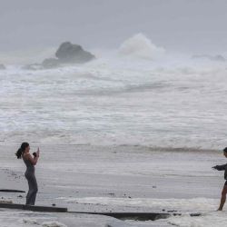  La gente se reúne en la playa para observar las grandes olas generadas por el ciclón tropical Alfred en Currumbin, en Gold Coast. Foto de David GRAY / AFP | Foto:AFP