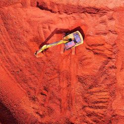 El mineral de hierro importado se clasifica en pilas en el puerto de Qingdao, en la provincia oriental china de Shandong. Foto de AFP | Foto:AFP