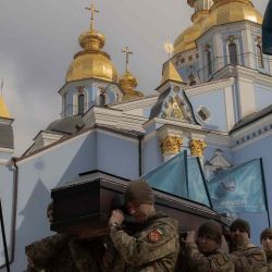 Miembros del ejército ucraniano llevan el ataúd de Vasyl Ratushnyi, en las afueras del Monasterio de San Miguel de las Cúpulas Doradas en Kiev. Foto de Roman PILIPEY / AFP | Foto:AFP