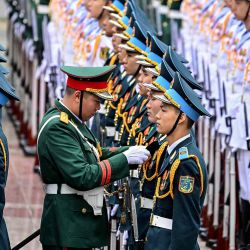 Miembros de una guardia de honor vietnamita se preparan para una ceremonia al minnistro Kirguistán, en Hanoi. Foto de Nhac NGUYEN / AFP | Foto:AFP