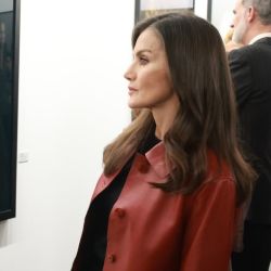 Letizia Ortiz crea estilo fácil de replicar con campera de cuero roja