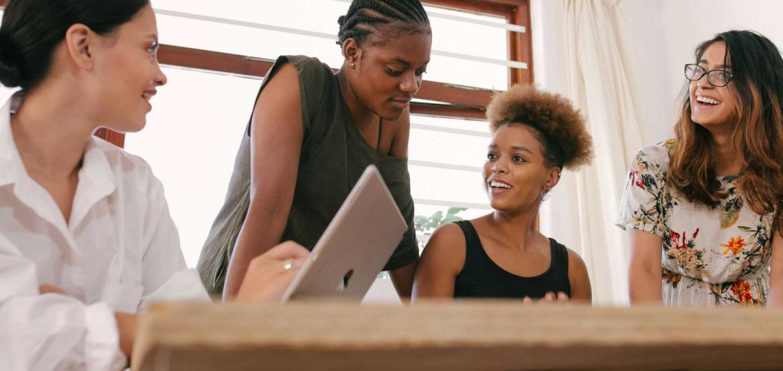 Día de la Mujer: las brechas de género que persisten desde la infancia hasta la vejez