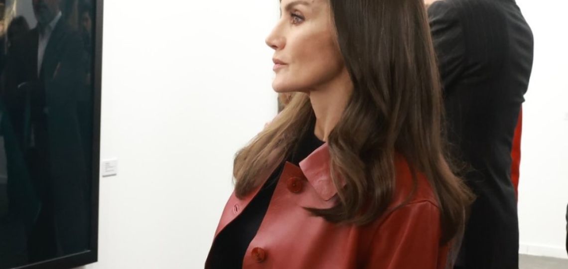 Letizia Ortiz crea look fácil de replicar con campera de cuero roja