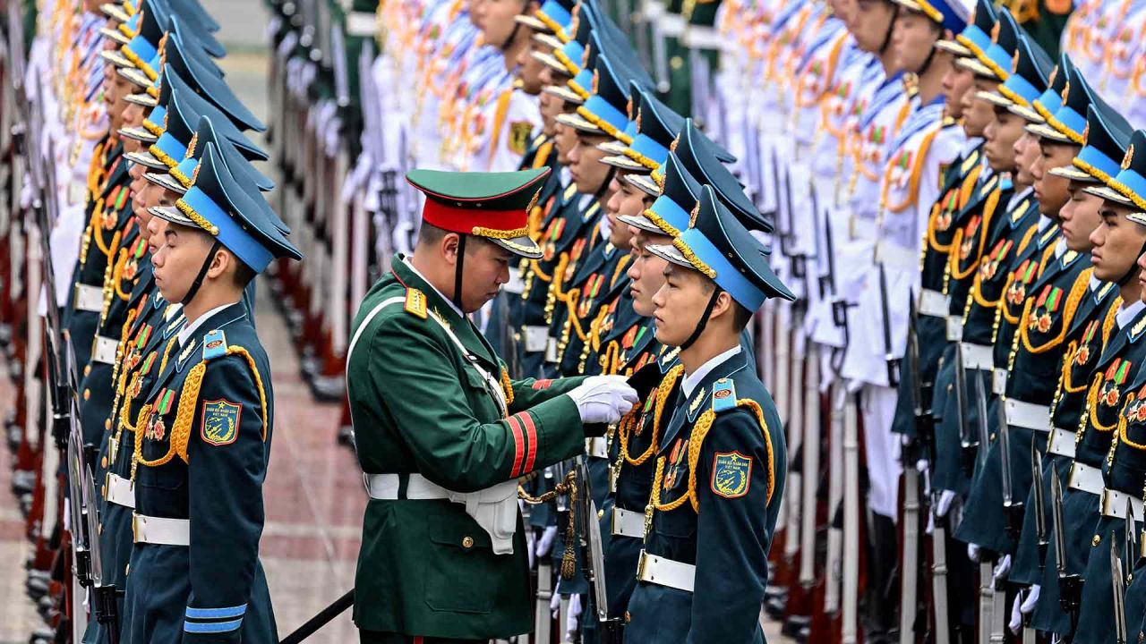 Miembros de una guardia de honor vietnamita se preparan para una ceremonia al minnistro Kirguistán, en Hanoi. Foto de Nhac NGUYEN / AFP | Foto:AFP