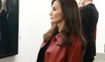 Letizia Ortiz crea look fácil de replicar con campera de cuero roja