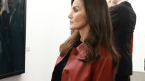 Letizia Ortiz crea look fácil de replicar con campera de cuero roja