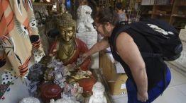 Una mujer deja sus billetes al buda en Rosario.