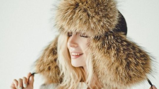 Por qué sumar un “ushanka” a tu armario en invierno y cómo combinarlo