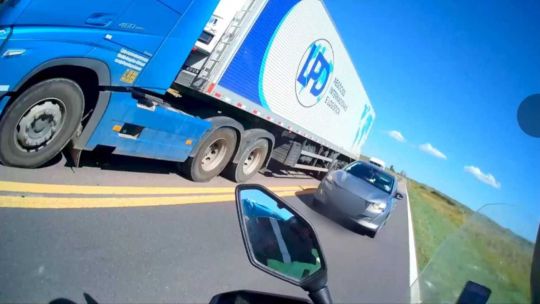 Video: un motociclista se salvó de milagro por una maniobra irresponsable en la Ruta 35