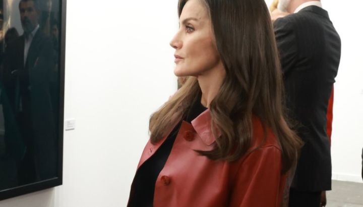 Letizia Ortiz crea look fácil de replicar con campera de cuero roja