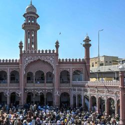 Los devotos musulmanes ofrecen las oraciones del primer viernes del mes sagrado islámico de ayuno del Ramadán en la mezquita Sunehri en Peshawar. Foto de Abdul MAJEED / AFP | Foto:AFP