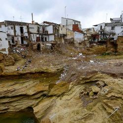 Casas dañadas por las inundaciones bordean el río en Chiva, en la región de Valencia, este de España. Foto de Jose Jordan / AFP | Foto:AFP