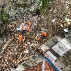 Equipo de rescate evacuando a las víctimas de las inundaciones en la aldea de Gumelar en Sukabumi, Java Occidental. Foto de AFP | Foto:AFP
