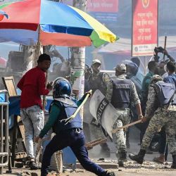 La policía de Bangladesh lanzó gases lacrimógenos para dispersar a los miembros del grupo islamista prohibido Hizb ut-Tahrir. Foto de Munir UZ ZAMAN / AFP | Foto:AFP